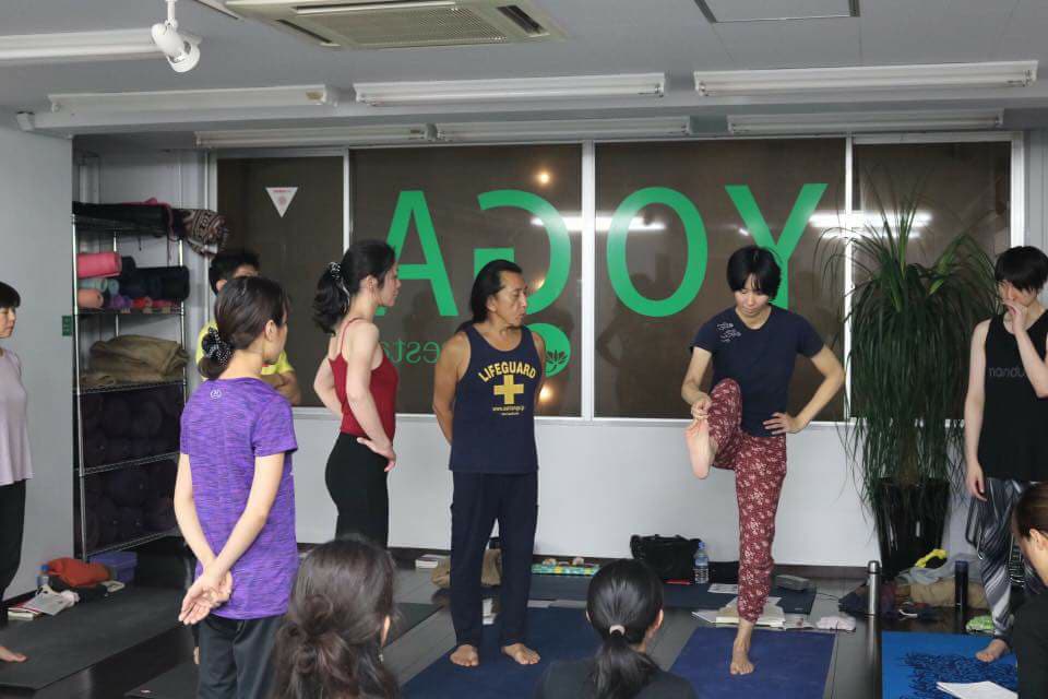 一本足のポーズ立ち姿勢